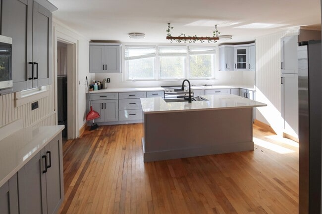 Photo - Beautiful 3-Bedroom Colonial on 1.3 Acres ...