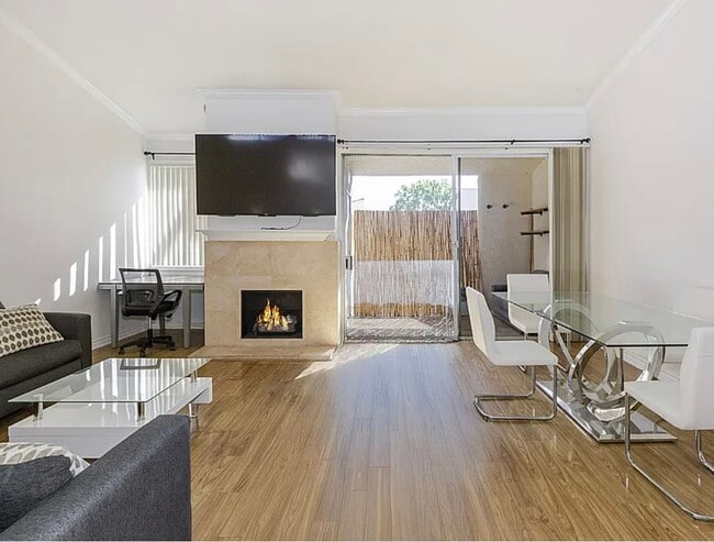 Building Photo - 5325 Newcastle Ave Unit 328