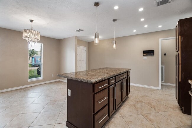 Building Photo - 7218 Foxway Ln