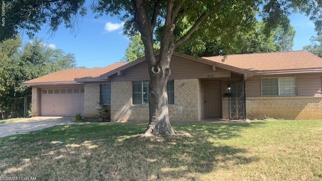 Building Photo - 212 Hallbrook Dr Rental