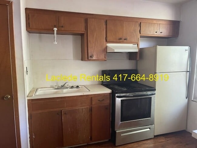 Building Photo - 2 BED 1 BATH APARTMENT