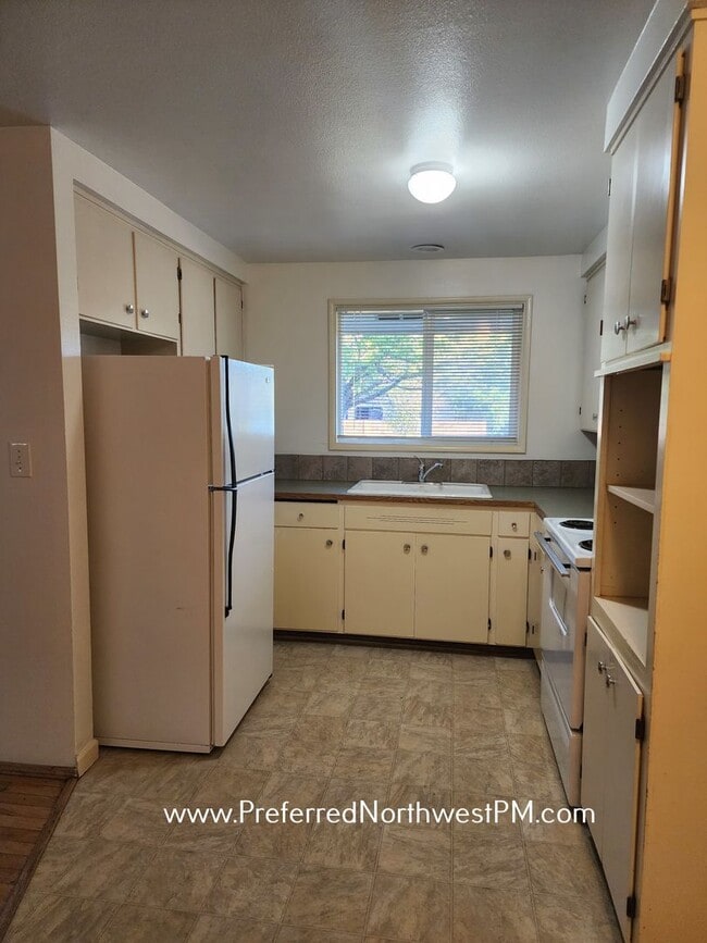 Photo - 892 Cornwall Ave