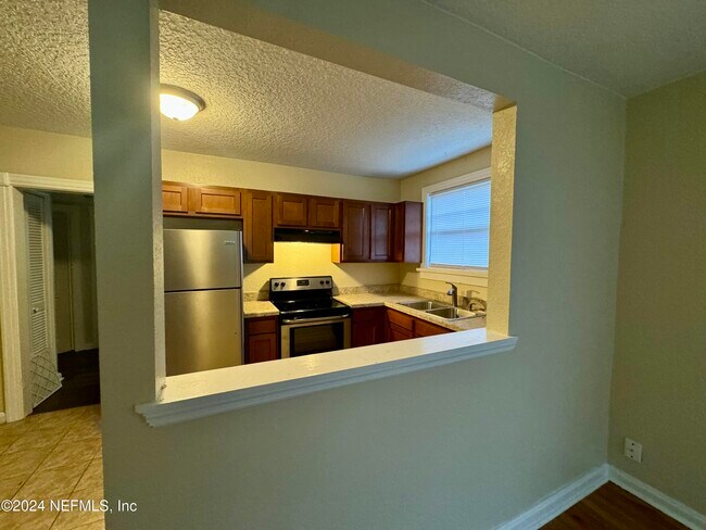 Photo - 2889 College St