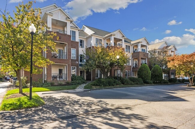 Building Photo - Charming 1-Bed, 1.5-Bath Apartment in Down... Unit 205