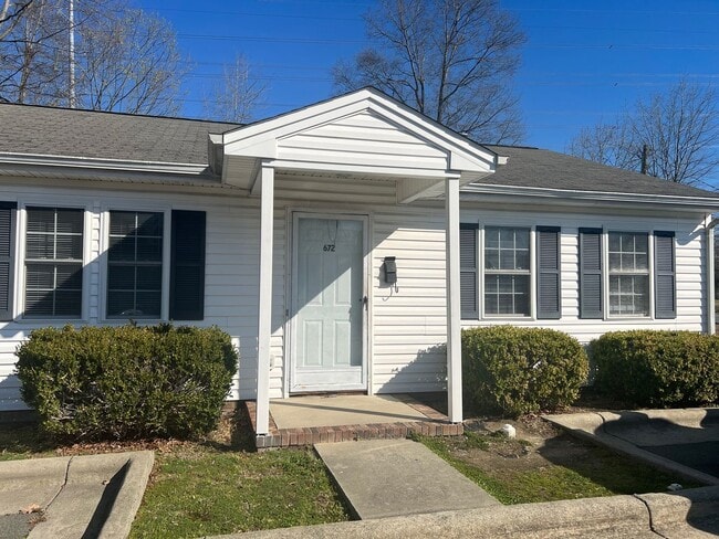 Building Photo - Two bedroom, 1 bath Apartment in Burlingto... Unit 672