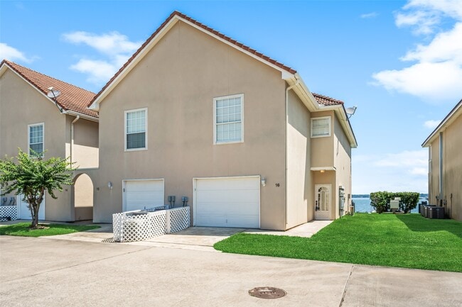 Photo - 16 Regency Pt