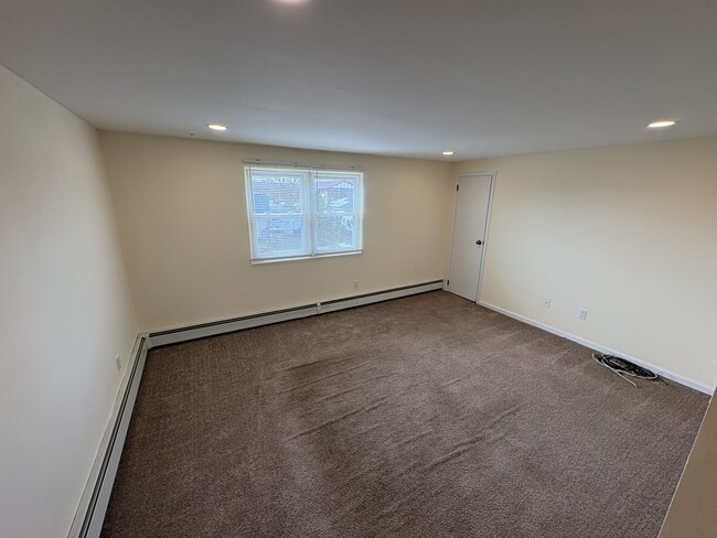 Building Photo - 385 West Dr Unit 2