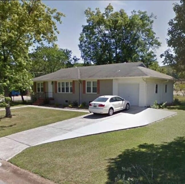 Photo - 824 Chambers Dr NE House