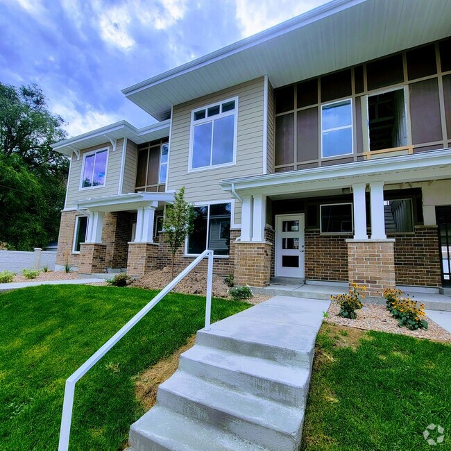 Building Photo - Stunning Townhome!