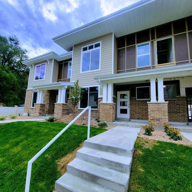Building Photo - Stunning Townhome!