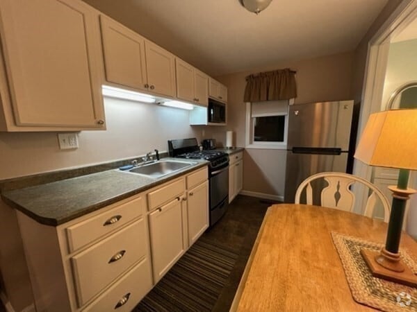 Building Photo - 2 Essex Dr Unit 2 Rental
