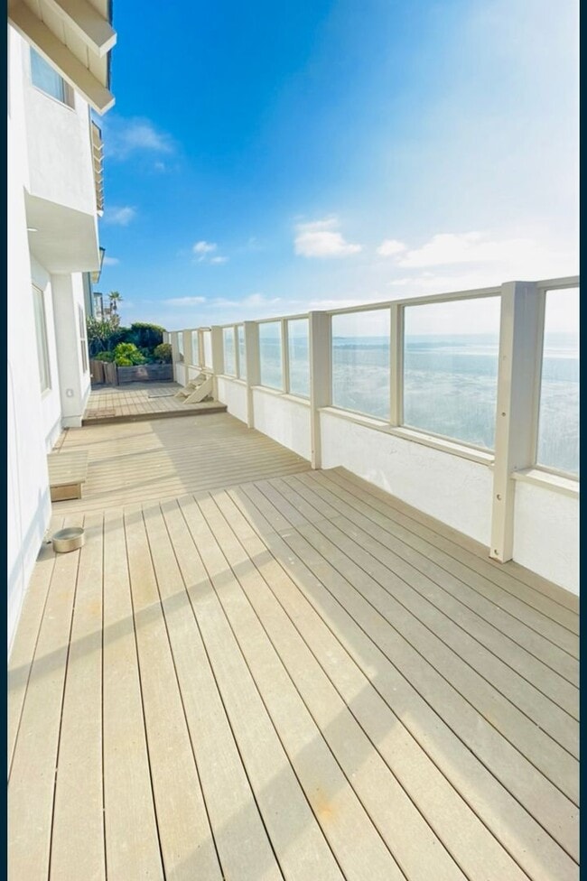 Building Photo - Fabulous 3 bedroom 2 bath tri-level home w...