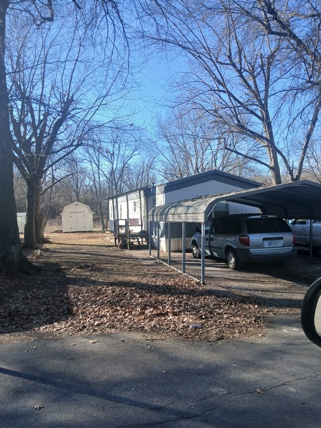 Building Photo - 713 N Linn St