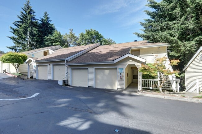 Building Photo - Charming Updated 2 Bedroom 2 Bathroom Bellevue Condo