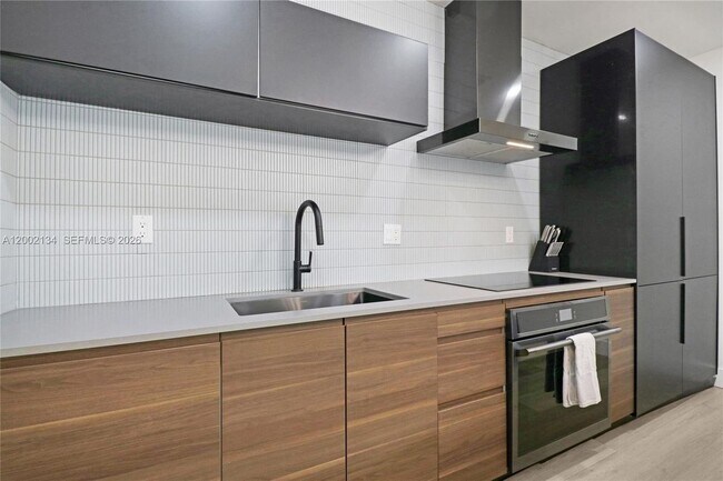 Photo - 811 NE 17th Ct