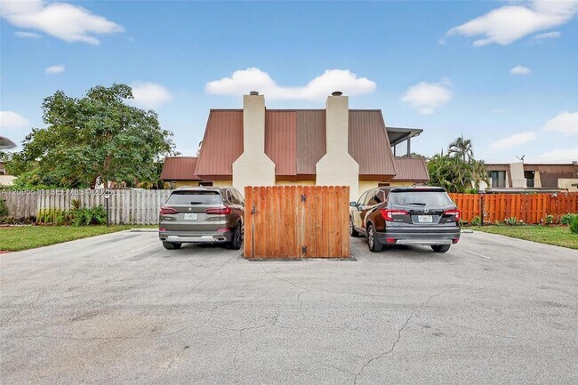 3516 Gardens E Dr