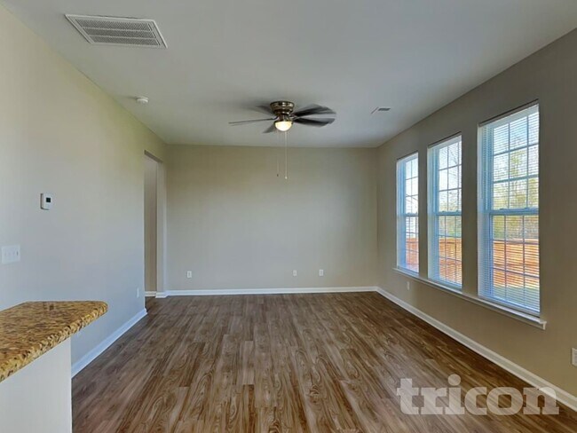 Photo - 651 Braekel Way