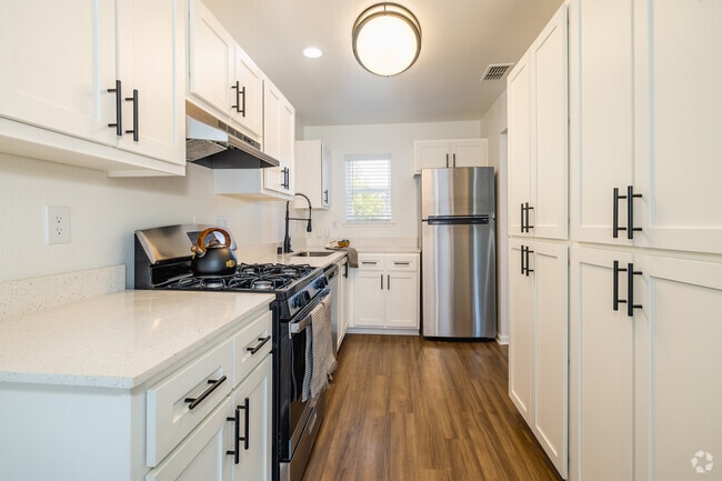 1 habitación, 1 baño - 761 pies cuadrados - Cocina en la planta superior - The AVA Apartments