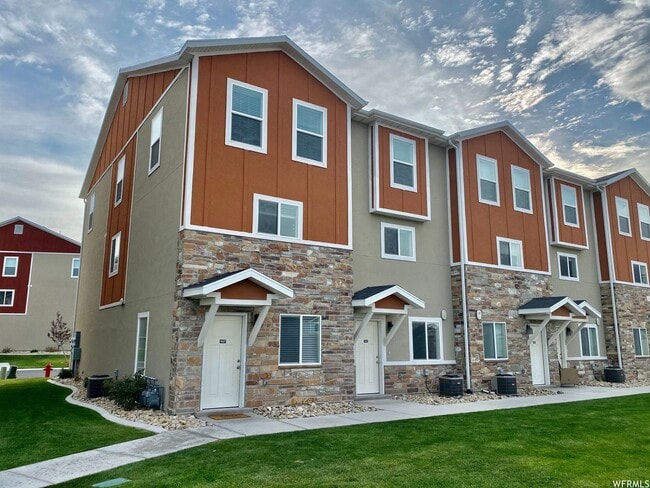 Gorgeous 3-Story Townhomes in Payton's Qua... - Gorgeous 3-Story Townhomes in Payton's Qua...