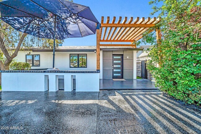 Photo - 833 E Butler Dr