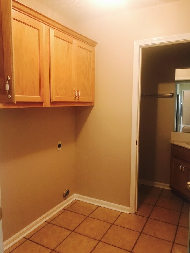 1115 Montclair Dr