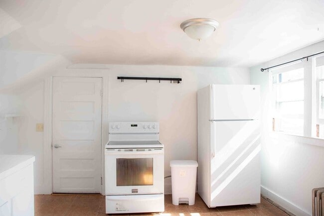 Building Photo - 39 Sugarloaf St Unit 2