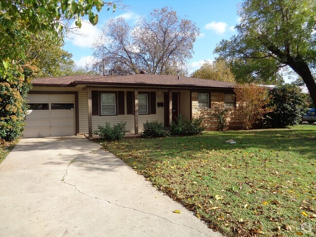 Building Photo - Super Spacious Home