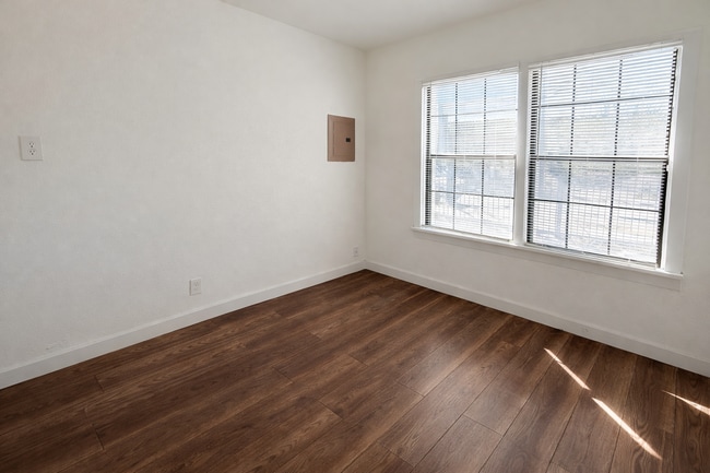 Photo - 1411 Lamar St