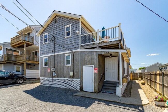 Building Photo - 12 Johnson Ave Unit Rear Rental