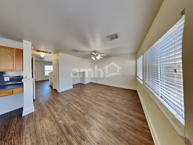 Photo - 817 Lightningbug Ln