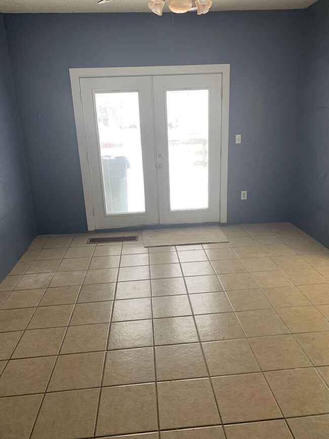 Building Photo - LARGE HOUSE IN CEDAR FALLS  fenced yard, deck, washer / dryer, central air,