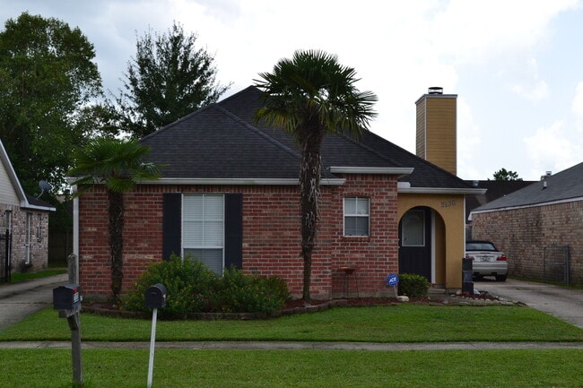 Building Photo - Location! Location!  3 bedroom, 2 bath, Ga... Rental
