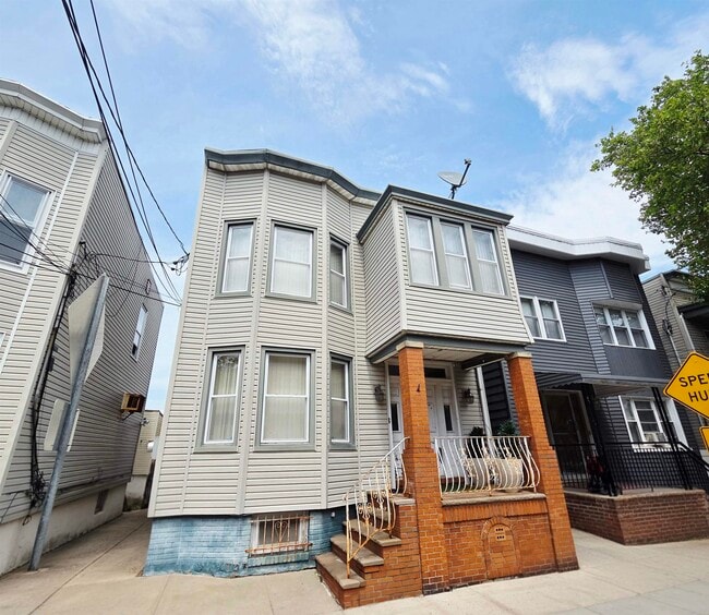 Building Photo - 906 20th St Unit 1