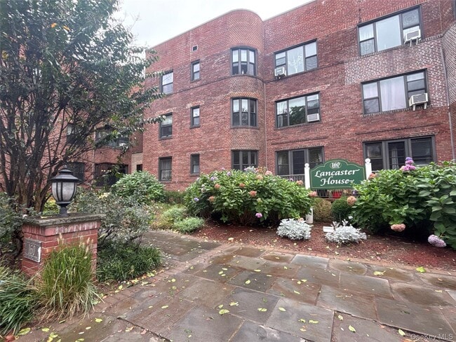 Building Photo - 160 S Middle Neck Rd Unit 3C