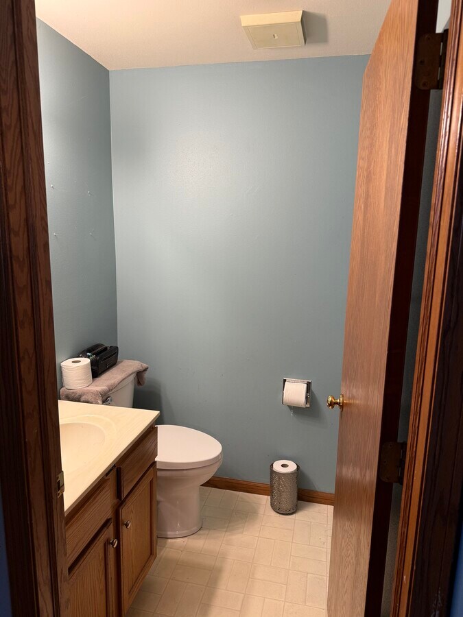half bath - 5507 S Kennedy Dr