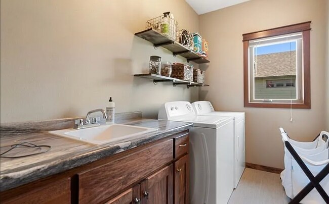 Photo - 944 Cove Ct NW