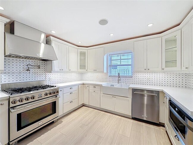 Photo - 2533 NE 21st Ter