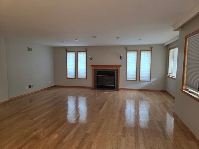 812 Leeds Ln