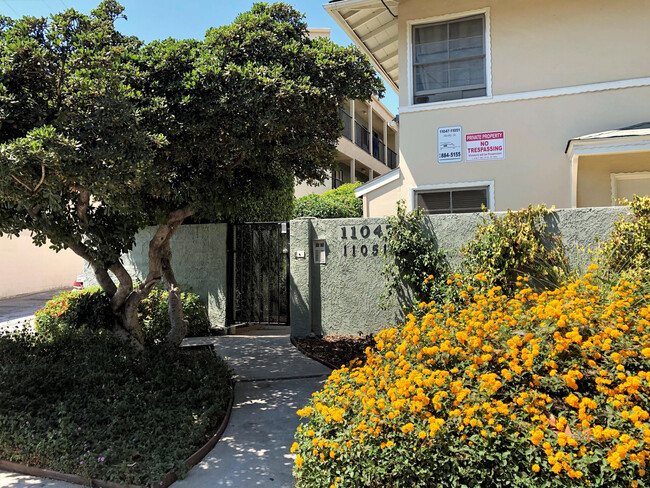 Building Photo - Spacious, bright and HUGE 2bd/1ba + 2 park... Unit 11051 #11 Rental