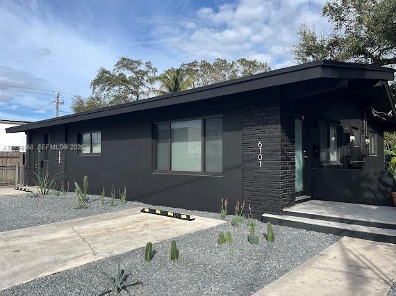 Building Photo - 6101 NE Miami Ct Unit 2