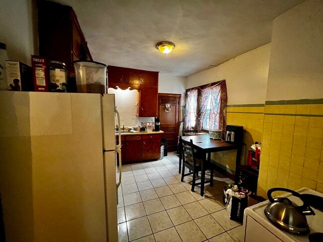 Building Photo - 63 Sycamore St Unit 2 Rental