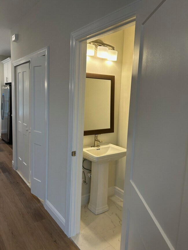 Photo - 206 W Fox St