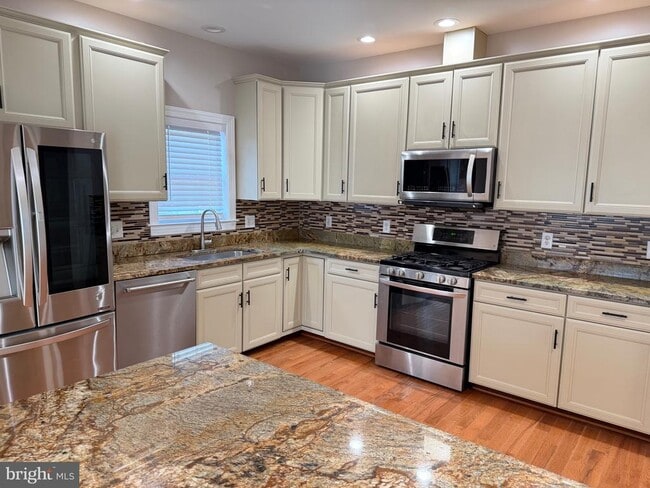 Photo - 728 18th St S