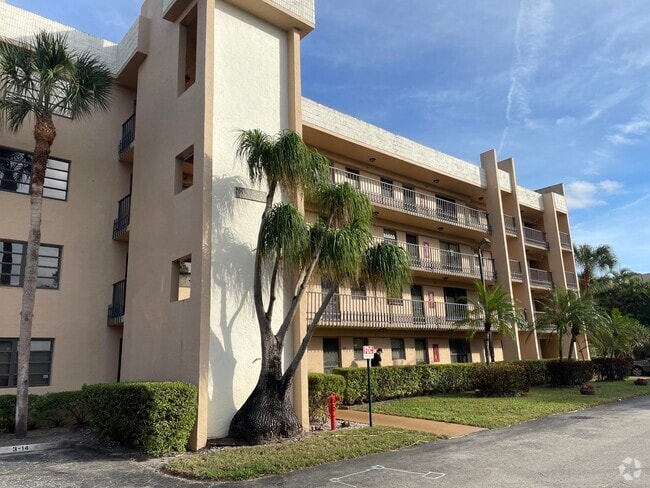 Building Photo - 4760 Lucerne Lakes Blvd Unit 305 Rental