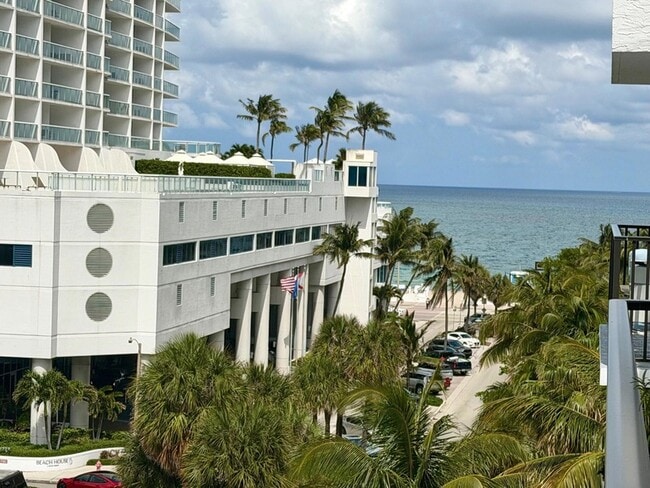 Building Photo - 3000 Riomar St Unit 703