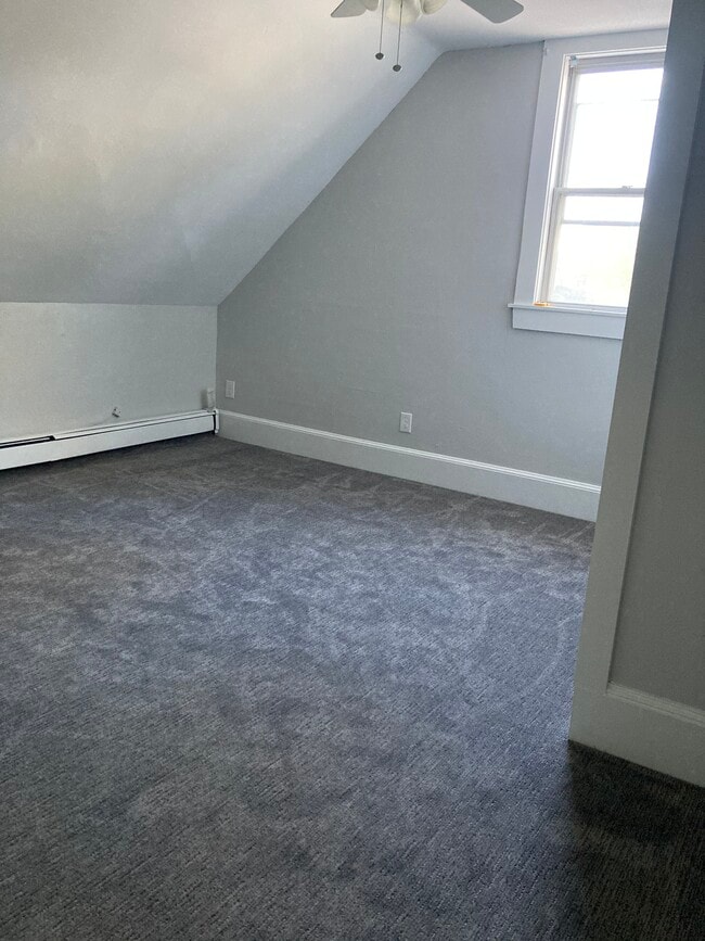 Building Photo - 586 Broad St Rental