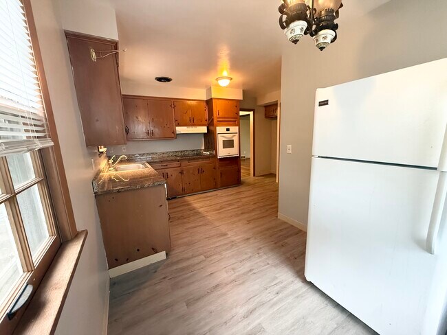 Photo - 2463 Derbyshire Rd