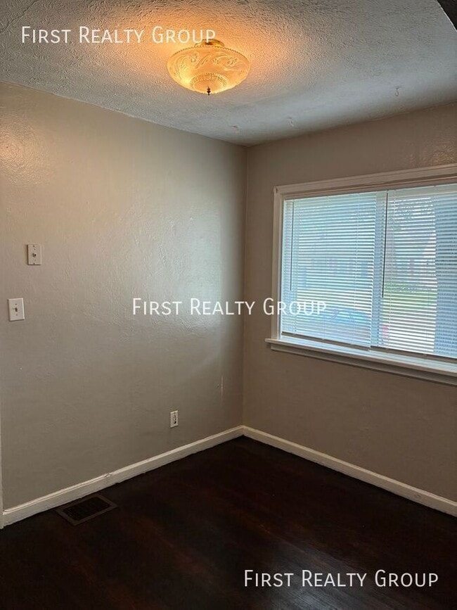 Photo - 207 Ashwood Ave