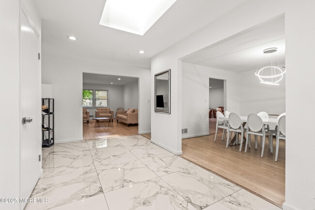 Photo - 14 Darien Dr