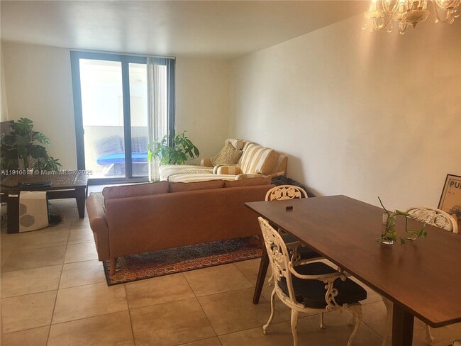 Photo - 1623 Collins Ave Unidad 614